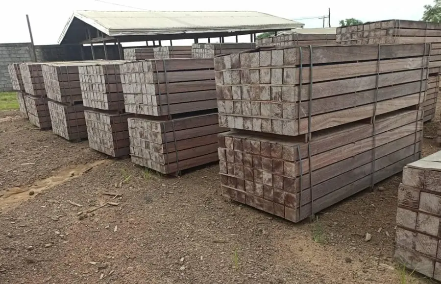 Bundles of sawn hardwood timber